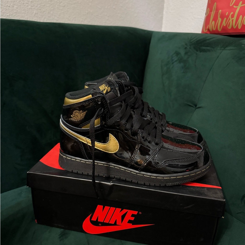 Nike Jordan Retro 1, black and metallic gold. Size 6 in kids/youth